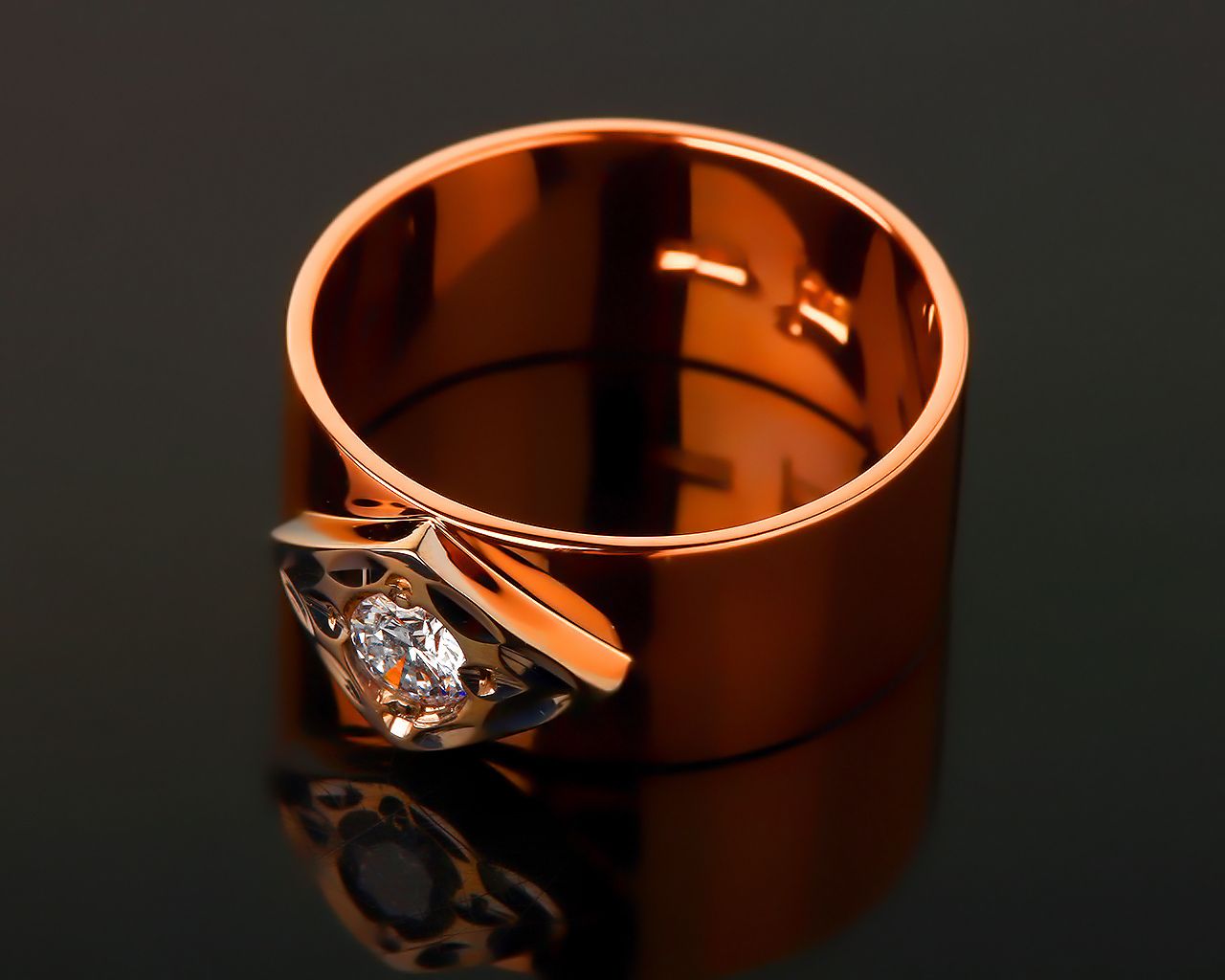 Необычное золотое кольцо с бриллиантами