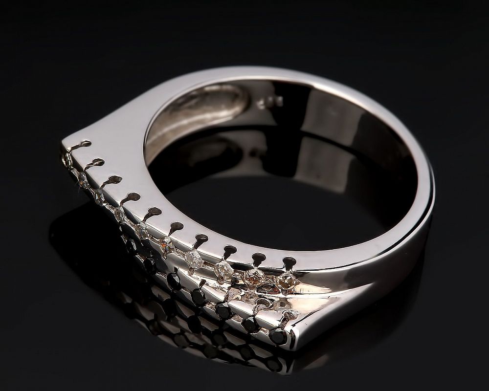 Кольцо с черным квадратным бриллиантом