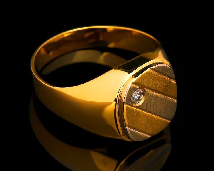 Кольцо в виде гайки золотое