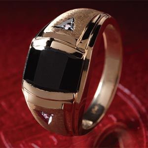 Мужской перстень с черным камнем и бриллиантами из золота 585 пробы